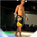 Ex luchador pro de artes marciales mixtas especializado en boxeo con combates también de boxeo amateur y olimpico