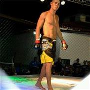 Ex luchador pro de artes marciales mixtas especializado en boxeo con combates también de boxeo amateur y olimpico , sin aula