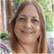 Profesor de español imparte clases a niños de todas las edades