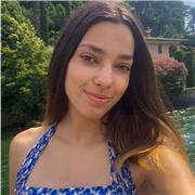 Estudiante de magisterio imparte clases a niños de primaria