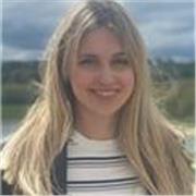 Laureata magistrale con lode in Lingue, letterature e culture straniere, con diverse esperienze di studio in Francia. 