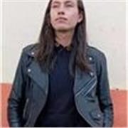 Profesor de ayuda con los deberes en el área de artes y diseño