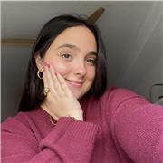 Actualmente estoy estudiando un grado de Documentación Sanitaria y tengo 18 años. Doy clases a segundo de bachiller, primaria y algún curso de secundaria