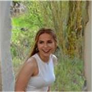 Profesora de repaso y apoyo a niños y niñas de primaria
