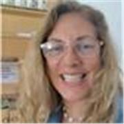 Soy una profesora nativa y bicultural. 
Que ha vivido en varios países y me encanta incorporar eso en mis clases