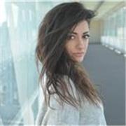 Laureata in lingue impartisce lezioni di inglese e spagnolo a studenti di elementari, medie e liceo. Disponibile anche online