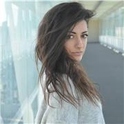 Laureata in lingue impartisce lezioni di inglese e spagnolo a studenti di elementari, medie e liceo. Disponibile anche online