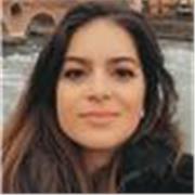 Avvocato impartisce lezioni online per studenti universitari, di scuole medie e superiori