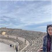 Profesora titulada en Inglés con más de diez años de experiencia dando clases particulares y a grupos, en escuelas e institutos. 