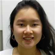 Estudiante de Magisterio da clase de Matemáticas de ESO