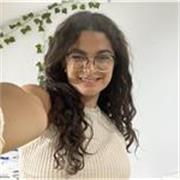 Joven con alto nivel de inglés y español, con el portugués brasileño como lengua nativa. Apta para ayudar a quienes necesiten