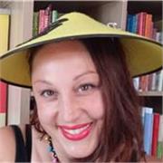 Insegnante di lingua e cultura cinese per adulti e per bambini. Laureata in Lingue e civiltà Orientali. Master di primo livello