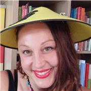 Insegnante di lingua e cultura cinese per adulti e per bambini. Laureata in Lingue e civiltà Orientali. Master di primo livello