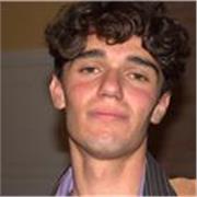 Studente ingegneria che offre lezioni di matematico sia online sia in presenza