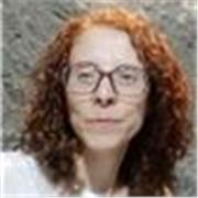 Profesor de ciencias da clases a alumnos/as de educación secundaria, formación profesional y superior
