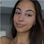 Soy una profesora de español entusiasta, apasionada por el idioma. Mis clases son dinámicas y divertidas, dirigidas a estudiantes