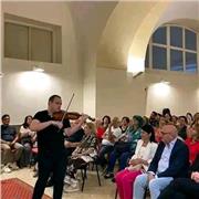 Si impartiscono lezioni di violino principale (Tecnica Paganiniana), violino barocco, chitarra, mandolino, armonia, solfeggio. Preparazione test di ingresso in Conservatorio