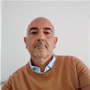 Docente di scuola superiore impartisce lezioni di Matematica