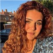 Profesora con la titulación de magisterio primaria con educación física, imparte clases de refuerzo escolar a niños de primaria.