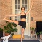 Profesora de yoga de nivel básico intermedio o taller audiovisual para principiantes