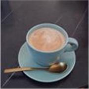 Estudiante universitaria en el ámbito de salud que ofrece clases desde niveles de primaria hasta segundo de bachiller