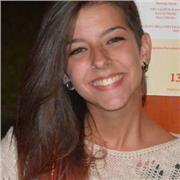 Laureata in lingue (inglese e francese) offre lezioni a studenti in presenza e online