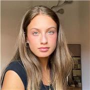 Studentessa universitaria diplomata al Liceo Classico Carducci impartisce lezioni private a Milano