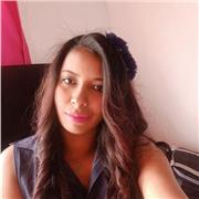 Docente aplicada para dar clases a niños y niñas de primaria y secundaria