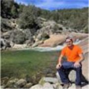 Entrenador personal con más de ocho años de experiencia en el campo del deporte y la salud imparte clases a niños y adultos