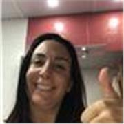 Mujer responsable y diplomada da clases de repaso