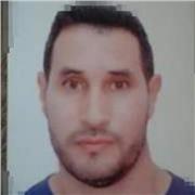 Feuriger Linguist, der mit furchtlosem Englisch die Köpfe entfacht