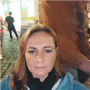 Insegnante di diritto impartisce lezioni per studenti di scuola secondaria secondo grado