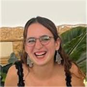 He estudiado humanidades y llevo 4 años trabajando como profesora de idiomas, sobre todo inglés, pero también español.