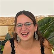 He estudiado humanidades y llevo 4 años trabajando como profesora de idiomas, sobre todo inglés, pero también español.