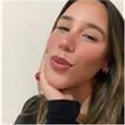 Branding tanto para marcas como en el ámbito de bodas crear identidades visuales únicas que conecten emocionalmente.