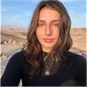 Studentessa aiuta a fare i compiti per ragazzi delle medie e elementari!