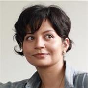 Profesora que combina las artes con la comunicación para el refuerzo de conocimientos en niños de primaria. 