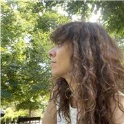 Diplomada en Turismo por la Uned, nativa española.