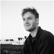 Dynamischer Englischlehrer, der gerne hilft, und das Niveau der Schüler