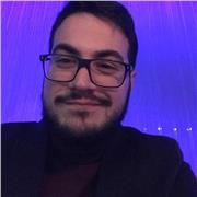 Laureato in lingue e letterature straniere, impartisce ripetizioni di lingua inglese per ogni grado scolastico