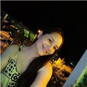 Profesora que imparte clases a niños hasta el grado 11 de bachillerato