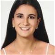 Profesora de repaso a niños y niñas de Primaria
