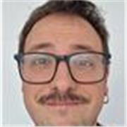 Escritor de poesía y otros géneros, con estudios de Filología Hispánica y experiencia en el ámbito cultural y comunicativo