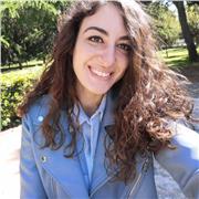 Docente di Latino impartisce ripetizioni per studenti di scuola superiore