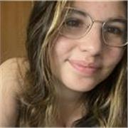 chica imparte clases de geografía a niños de primaria