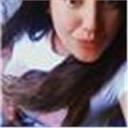 Profesora de español impartiendo clases de adultos y niños