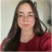 Professora de Inglês com experiência tanto em ensino presencial quanto online, especialmente para crianças