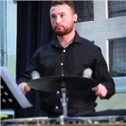 Profesor de Música imparte clases de teoría musical, solfeo, y percusión