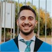Profesor de Matemáticas imparte clase a personas de todas las edades