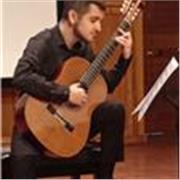 Laureato in chitarra e musica classica per ragazzi di ogni età